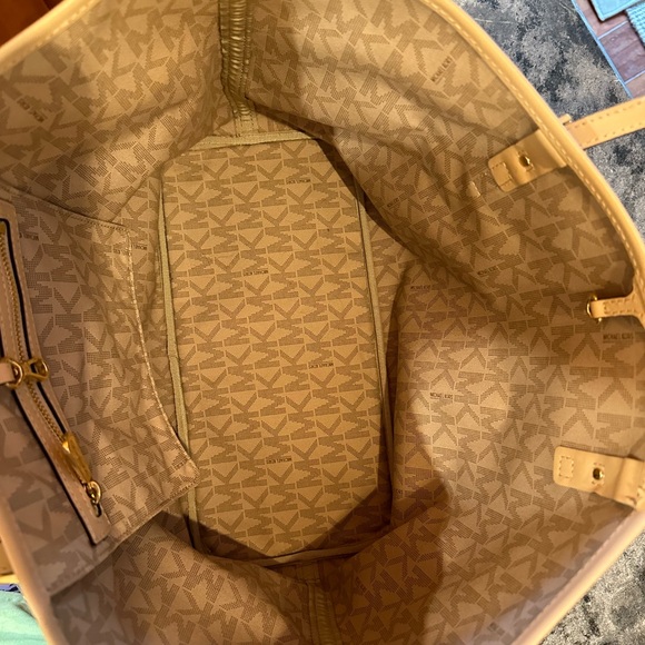 EUC MICHAEL KORS JET SET TOTE IMPECCABLE CONDITION INSIDE & OUT 19x11x7 GORGEOUS - Picture 4 of 9